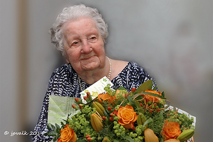 Mareine blaast honderd kaarsjes uit