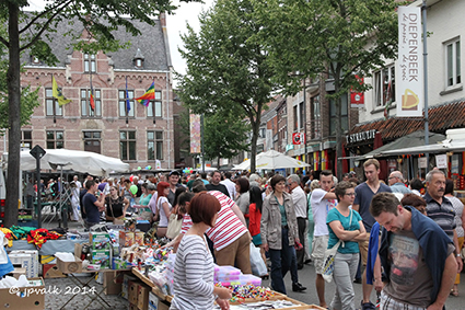 Veel volk op de jubileum avondmarkt Veel volk op de jubileum avondmarkt