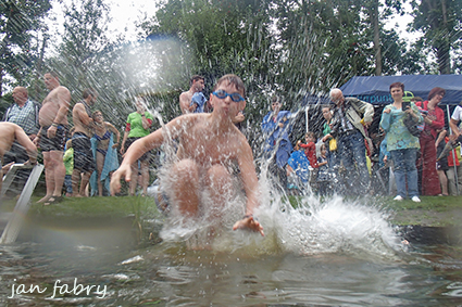 Springen in de Pomperik voor proper water Springen in de Pomperik voor proper water