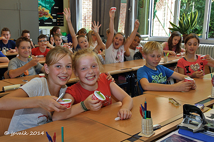 Gratis ijsjes van Kiwanis Diepenbeek in de scholen