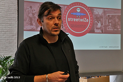 Straatwijsheid voor de man en vrouw in de straat. Straatwijsheid voor de man en vrouw in de straat.