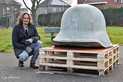 Duitse Stahlhelm als kunstwerk in Lövenichlaan Duitse Stahlhelm als kunstwerk in Lövenichlaan