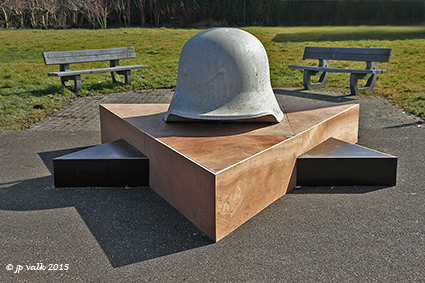 Duitse Stahlhelm als kunstwerk in Lövenichlaan Duitse Stahlhelm als kunstwerk in Lövenichlaan