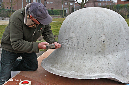 Steenkapper bewerkt betonnen helm