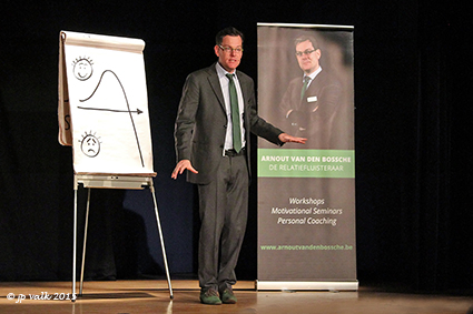 Arnout helpt koppels bij opening van De week van de Amateurkunsten