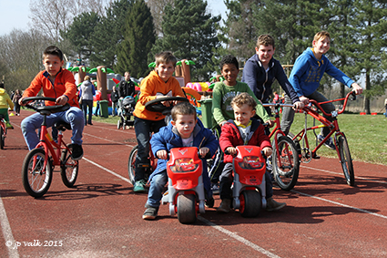 Kinderen leren genieten van het buitenspelen op Buitenspeeldag