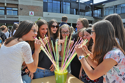 Leerlingen van PSSD Green High vieren 45 jaar bestaan Leerlingen van PSSD Green High vieren 45 jaar bestaan