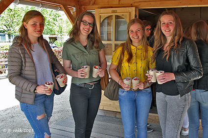 Heerlijke aardbeien op Fairtradeday@school