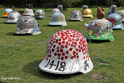 Wandelen tussen kleurrijke helmen in Domein Bokrijk Wandelen tussen kleurrijke helmen in Domein Bokrijk