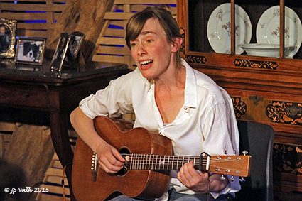 Akoestisch solo concert van Neeka in Royermolen