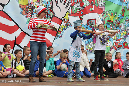 Kinderen zoeken naar Wally op Schoolfeest Lutselus
