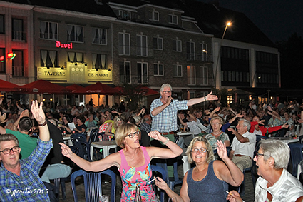 Kandidate miss Limburg Phaedra Boelen  op podium Muziekplein