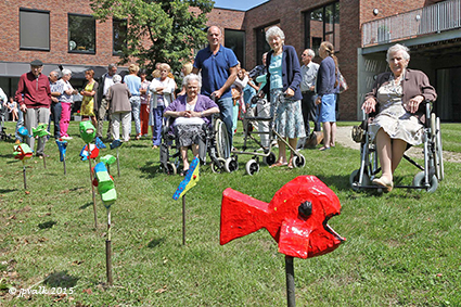 Vissen van papier maché geven vijver WZC meer kleur Vissen van papier maché geven vijver WZC meer kleur