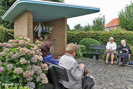 Buurtkapelletje Meidoornlaan in ere hersteld Buurtkapelletje Meidoornlaan in ere hersteld