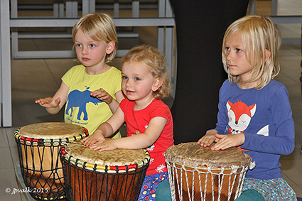 Kinderen genieten van Congolese sfeer