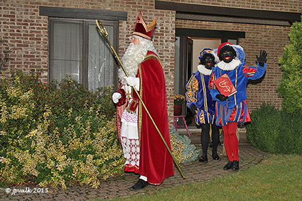 Sint en Pieten bezoeken kinderen van Vlierstraat