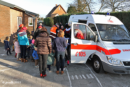 Ambulance brengt Sint en Pieten naar Bergheem