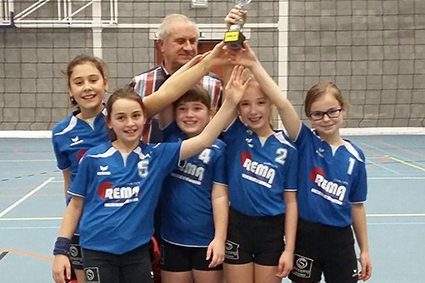 Meisjes volleybalclub Dievoc blinken uit in Kersttornooien