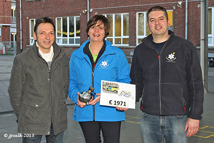 Kerstmarkt PAleiS schenkt 1971 euro aan Ambulancewens