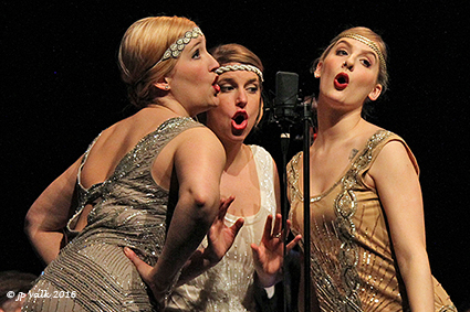 Senioren genieten van de Midnight Bleu Birds en hun retro swing