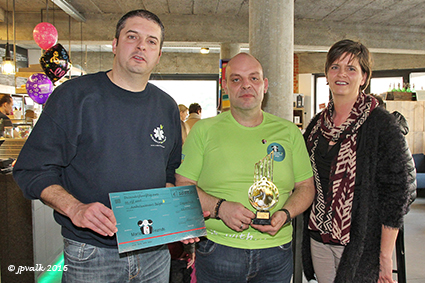 Mario & Friends schenken cheque aan Ambulance Wens