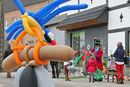 Clown August zorgt voor animatie in Het Schatkistje