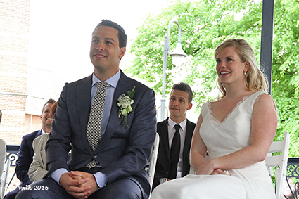 Mies en Koen nodigen uit op de kiosk