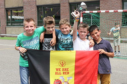 Leerlingen basisschool Lutselus spelen EK voetbal