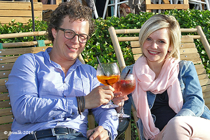 Chillen aan een zomerstrand in het groen