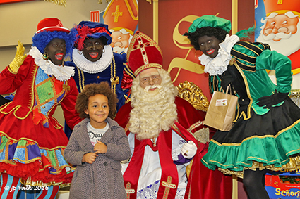 Sint en Pieten ontvangen door de kinderen