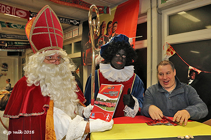 Sint schenkt verzamelalbum aan jeugd van Zwaluw Diepenbeek VV