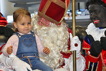 Sint begroet kleuters in de Bib