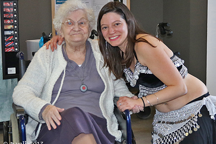 Buikdanseressen vermaken bewoners van WZC De Visserij