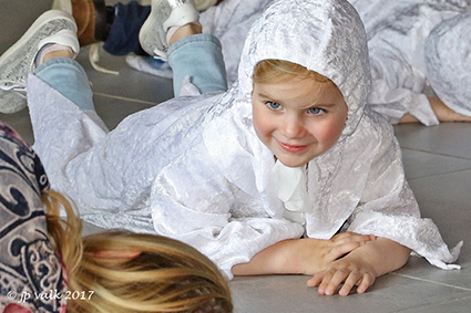 Grootouders zoeken schatten op zolder bij kleuters van Crijt