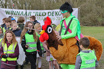 Brik en Britt  helpen zwerfvuil ruimen