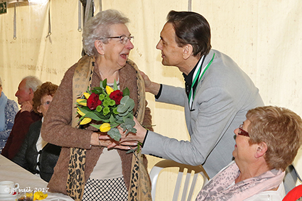 93-Jarigen Maria en Bertha delen de bloemen