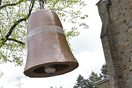 Paasklok dropt eitjes aan kerk Rooierheide