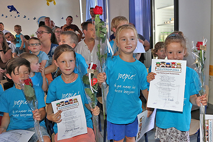 Juffen Katrien en Hanne nemen afscheid van hun kleuters