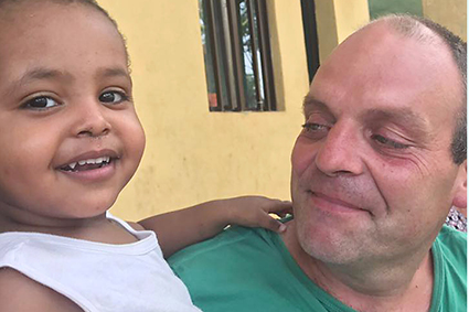 Mario en Greet na acht jaren wachten trotse adoptieouders van Niel