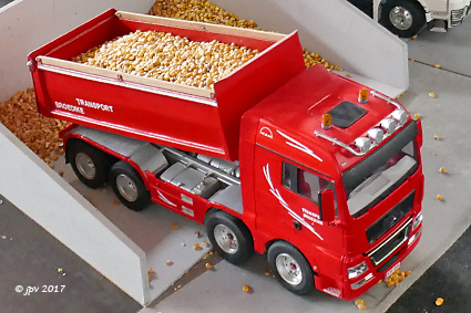 Driejarige Sem geeft rijles