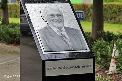 Inhuldiging gedenkteken voor eredirecteur de heer Jacques Nonneman