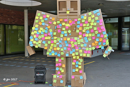Reus Cosmogolem begroet kinderen op eerste schooldag in GBS