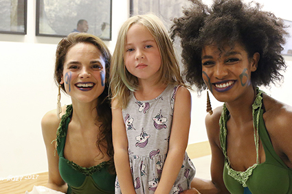 Twee zangeressen op een onbewoond eiland