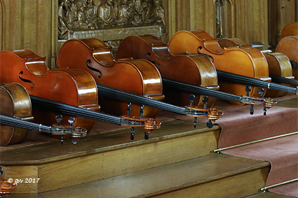 Leerlingen viool, altviool en cello brengen hemelse klanken in de kapel van het klooster