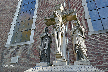 Gedenkbeeld voor overledenen kreunt onder de gevolgen van erosie