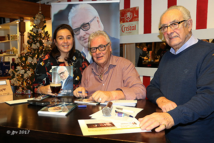 Kerstman stelt boek “ De mop van Jos” voor