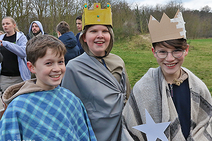 Chiro Ludi zingt Driekoningen voor Ambulance Wens