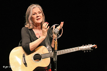 Lenny Kuhr verrast en ontroert met Gekust door de eeuwigheid