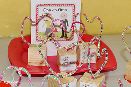 Kleuters vrije basisschool Lutselus verwennen grootouders