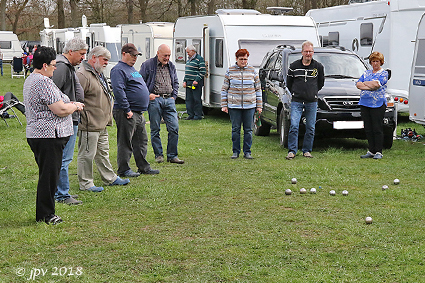 Vlaamse Kampeertoeristen verzamelen aan OC Rooierheide